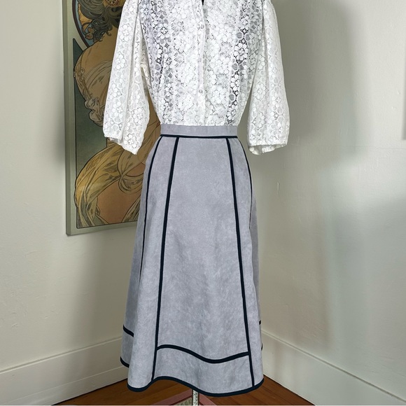 Women’s Vintage Clarissa Ultra Suede 70s light Blue w/ Navy Piping A-Line Midi‎ - Picture 3 of 7